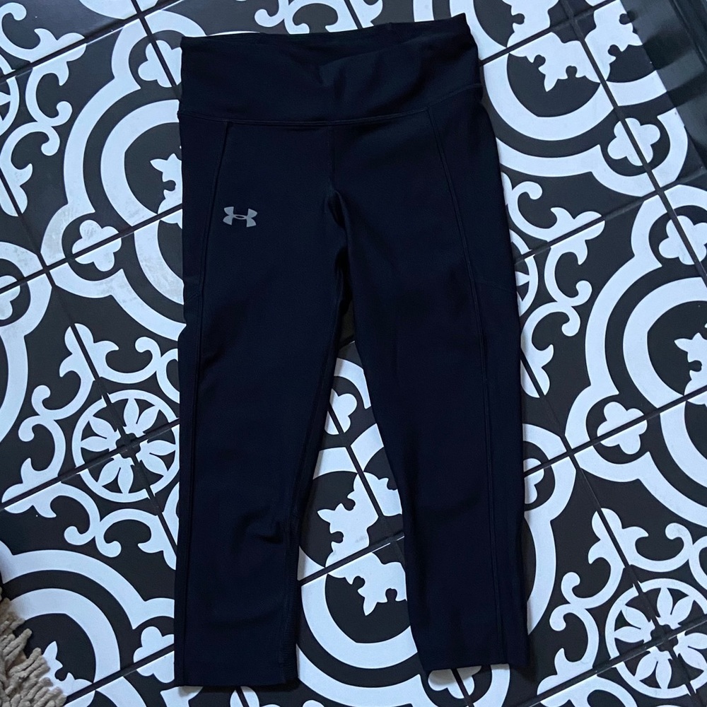 Under Armour cropped black leggings